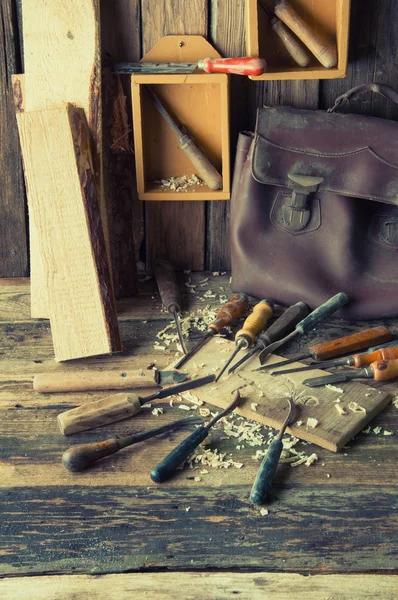 Meißel und geschnitztes Stück Holz in traditioneller Tischlerarbeit — Stockfoto