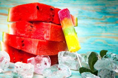 Karpuz ve mavi ahşap arka plan dondurmanın parçalar