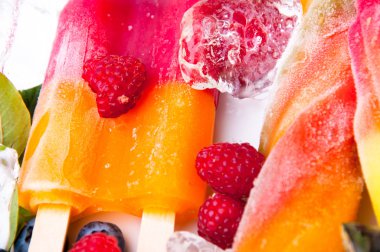Kompozisyon lezzetli dondurma, meyve ve buz küpleri