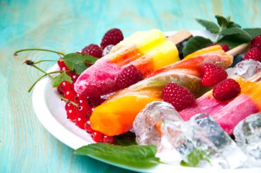 Kompozisyon lezzetli dondurma, meyve ve buz küpleri