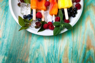 Kompozisyon lezzetli dondurma, meyve ve buz küpleri