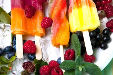 Kompozisyon lezzetli dondurma, meyve ve buz küpleri