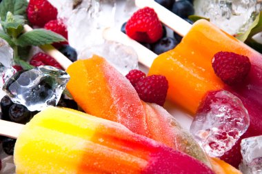 Kompozisyon lezzetli dondurma, meyve ve buz küpleri