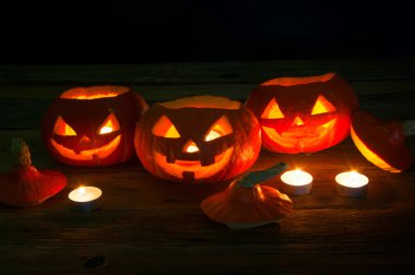 Koyu arka plan üzerinde korkunç halloween kabaklar