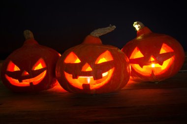 Koyu arka plan üzerinde korkunç halloween kabaklar