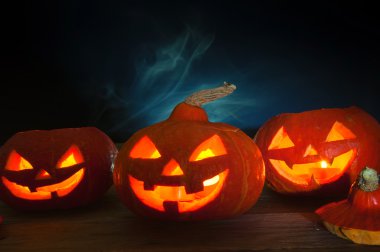 Koyu arka plan üzerinde korkunç halloween kabaklar