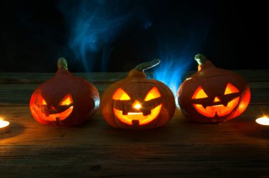 Koyu arka plan üzerinde korkunç halloween kabaklar