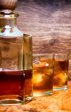 glas van scotch whisky op een houten tafel