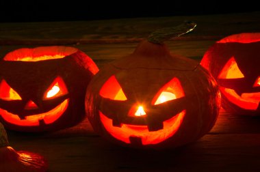 Koyu arka plan üzerinde korkunç halloween kabaklar