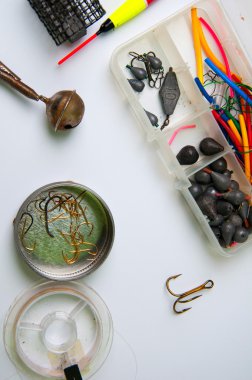 Balık tutma Yemler ve beyaz arka plan üzerinde izole donanımları