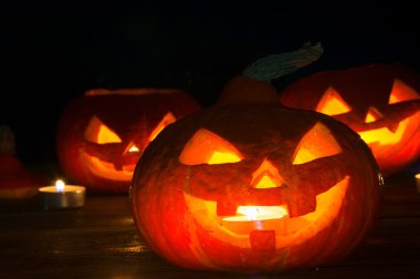 Koyu arka plan üzerinde korkunç halloween kabaklar