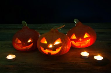 Koyu arka plan üzerinde korkunç halloween kabaklar