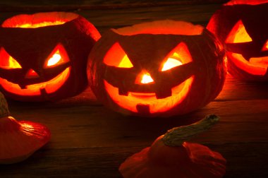 Koyu arka plan üzerinde korkunç halloween kabaklar