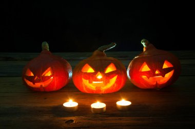 Koyu arka plan üzerinde korkunç halloween kabaklar