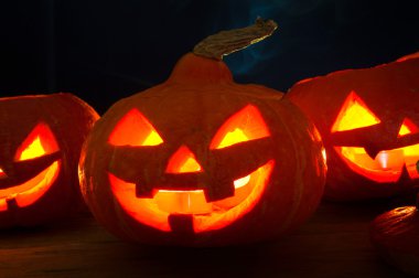 Koyu arka plan üzerinde korkunç halloween kabaklar