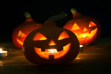 Koyu arka plan üzerinde korkunç halloween kabaklar