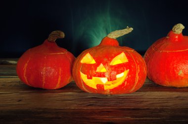 Koyu arka plan üzerinde korkunç halloween kabaklar