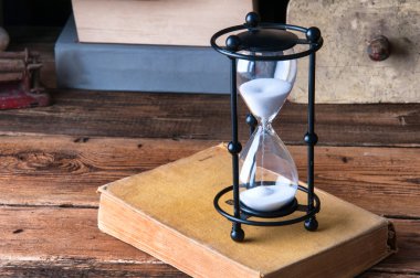 Eski kitaplığındaki kum saati