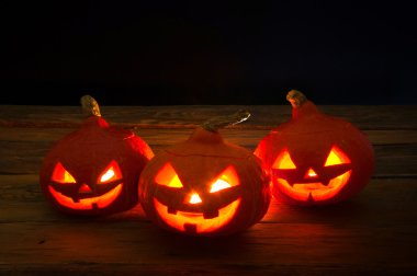 Koyu arka plan üzerinde korkunç halloween kabaklar