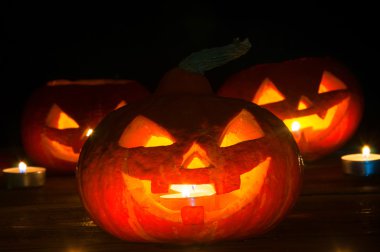 Koyu arka plan üzerinde korkunç halloween kabaklar