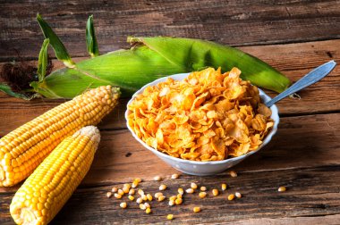 Taze mısır ahşap arka plan üzerinde Mısır gevreği ile