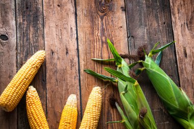 Taze mısır ahşap arka plan üzerinde. Üstten Görünüm. Boşaltmak
