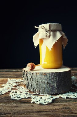 Kavanoz lezzetli kristalize bal. Boşaltmak