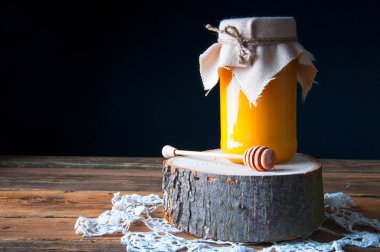 Kavanoz lezzetli kristalize bal. Boşaltmak