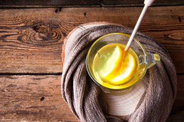 Bal ve limon ile sıcak içecek eşarp sarılmış. Boşaltmak