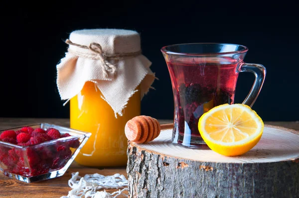 Теплый напиток с ягодами и медом — стоковое фото