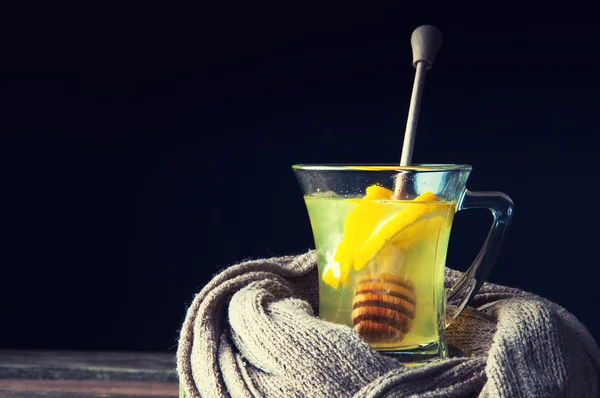Гарячий напій з медом і лимоном, загорнутий у шарф — стокове фото