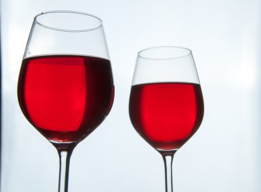 iki bardak kırmızı şarap izole