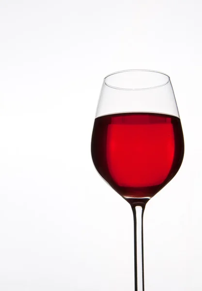 Glas Rotwein isoliert. Kopierraum — Stockfoto