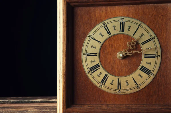 Παλιό ξύλινο ρολόι σε στυλ vintage — Φωτογραφία Αρχείου
