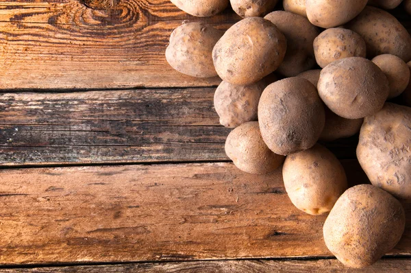 Kartoffeln auf Holztisch. Kopierraum — Stockfoto