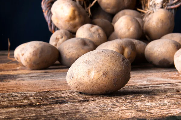 Kartoffeln auf Holztisch — Stockfoto