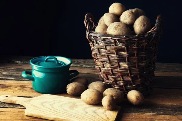 Kartoffeln in alter rustikaler Küche — Stockfoto