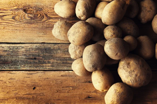 Kartoffeln auf Holztisch. Kopierraum — Stockfoto