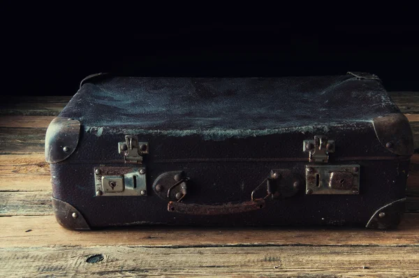 Vintage koffer op houten vloer — Stockfoto