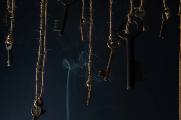 Keys hanging on a string. Smoke background. Selective focus — Stock Photo, Image