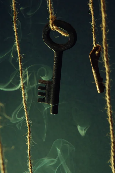 Keys hanging on a string. Smoke background. Selective focus — Stock Photo, Image