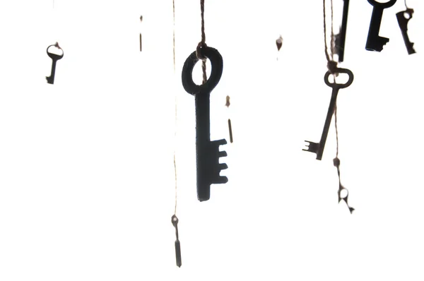 Viele rustikale Schlüssel hängen an der Schnur. Selektiver Fokus. isoliert — Stockfoto