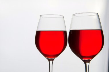 iki bardak kırmızı şarap izole