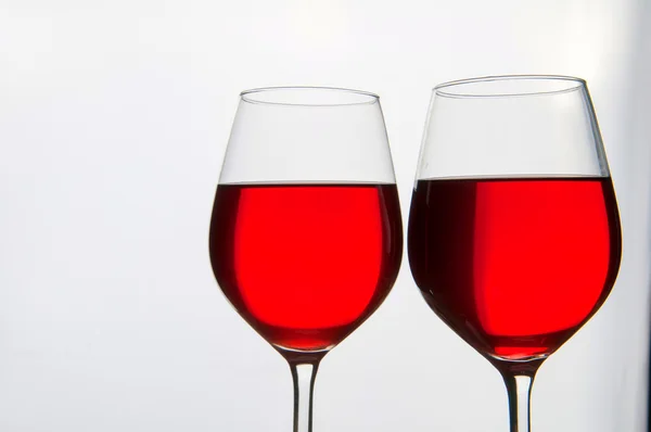 Iki bardak kırmızı şarap izole — Stok fotoğraf