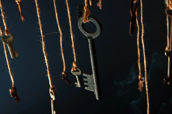 Keys hanging on a string. Smoke background. Selective focus — Stock Photo, Image