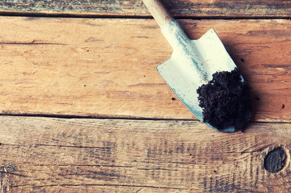 Tuinieren spade op houten tafel — Stockfoto