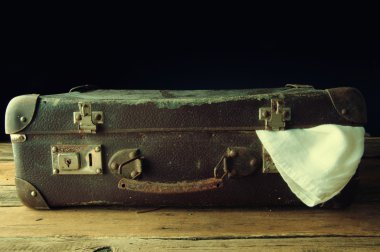 Ahşap zemin üzerinde Vintage çanta