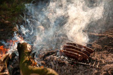 Kamp üzerinde ızgara sosis