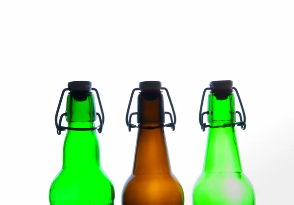 Bottiglie di birra verde e marrone. Retro. Isolato — Foto Stock