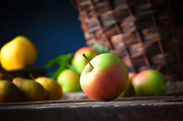 Wildäpfel im Korb — Stockfoto